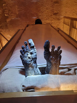 Photo of King Tutankhamun's mummy, with the toes prominent